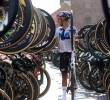 El ciclista colombiano recorriendo el pasillo que le hicieron los ciclistas del Giro de Emilia, en la que fue su última competencia como profesional. FOTO CORTESÍA MOVISTAR TEAM