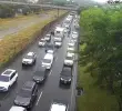 Los cierres viales por una competencia ciclística, sumados a las lluvias y las ciclovías dominicales, generan congestión en varios corredores estratégicos de Medellín este domingo. FOTO: Secretaría de movilidad.