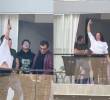 En una imagen, se ve a la mujer disparando con un arma al aire. En la otra, sin arma, solo hace el gesto hacia quienes la mira. FOTO: CAPTURAS DE PANTALLA.
