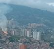 La zona en la que se presenta la conflagración es forestal, sin embargo los bomberos intentan controlar las llamas para evitar que afecten a viviendas aledaña. Foto: Cortesía