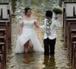 La pareja caminando en el agua en la iglesia donde se casaron. FOTO: Tomada de redes sociales