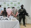 Los tres hombres fueron capturados en flagrancia por porte de armas, la mujer había sido aprehendida ya en un municipio vecino. FOTO: POLICÍA ANTIOQUIA