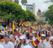 Ciudadanos avanzan a esta hora por el sector de la Avenida Oriental. FOTOS Camilo Suárez