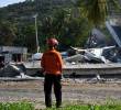 Esta fotografía, facilitada y difundida el 17 de agosto de 2026 por la Agencia Nacional de Búsqueda y Rescate de Indonesia (BASARNAS), muestra a un rescatista realizando operaciones cerca de una mezquita derrumbada tras un terremoto de magnitud 7,7 en la localidad de Satar Kampas, en Manggarai Oriental (Nusa Tenggara Oriental).El sismo de magnitud 7,7, ocurrido en la madrugada del 15 de agosto, causó la muerte de 54 personas y dejó más de 100 heridos. Las autoridades de rescate informaron que no hubo reportes de personas desaparecidas. Foto: AFP - INDONESIA’S NATIONAL SEARCH AND RESCUE AGENCY (BASARNAS)