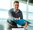El contrato indefinido ofrece estabilidad y beneficios completos para trabajadores en diferentes sectores. FOTO: GETTY