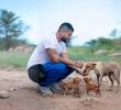 Ángel de animales callejeros: médico ha esterilizado 60.000 perros y gatos viajando por Colombia
