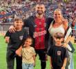 El futbolista argentino Lucas Trejo y su familia después de un partido de la liga venezolana. FOTO REDES SOCIALES