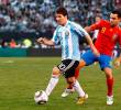 Lionel Messi en disputa del balón con Xavi Hernández en uno de los duelos que han enfrentado las selecciones de Argentina y España. FOTO TOMADA X@SEFutbol