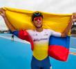 El antioqueño Emanuel Ramos Mosquera celebra con la bandera de Colombia su primer oro en los World Skate Games en Paraguay. FOTO CORTESÍA FEDEPATIN