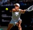 La polaca Iga Swiatek en una de las acciones del partido que ganó para coronarse campeona de Wimbledon. FOTO TOMADA X @Wimbledon