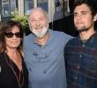 Nuevos hallazgos refuerzan la hipótesis de que el hijo de Rob Reiner es el principal sospechoso del crimen. De izquierda a derecha; Michele Singer Reiner, Rob Reiner y Nick Reiner durante un evento. FOTO: AFP.