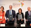 La canciller Laura Sarabia, y el ministro de Hacienda, Germán Ávila, firmaron el acuerdo. FOTO CORTESÍA CAF.