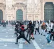 Comercios saqueados y enfrentamientos con la Policía marcaron la segunda jornada de disturbios en el centro de Milán, Italia. FOTO EUROPAPRESS
