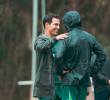 Diego Arias dialogando con uno de sus asistentes durante las prácticas del Verde. FOTO ATLÉTICO NACIONAL