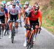En la imagen se observa a Egan Bernal junto a un grupo de ciclistas en una nueva etapa del Giro de Italia. FOTO GETTY