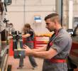 Las vacantes para mecánicos incluyen mantenimiento de vehículos livianos, pesados y maquinaria especializada. FOTO: GETTY
