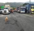 Empresarios y sectores productivos advirtieron que las afectaciones en el corredor hacia Buenaventura impactan las exportaciones, el transporte de mercancías y el abastecimiento de productos. FOTO: Fedetranscarga.
