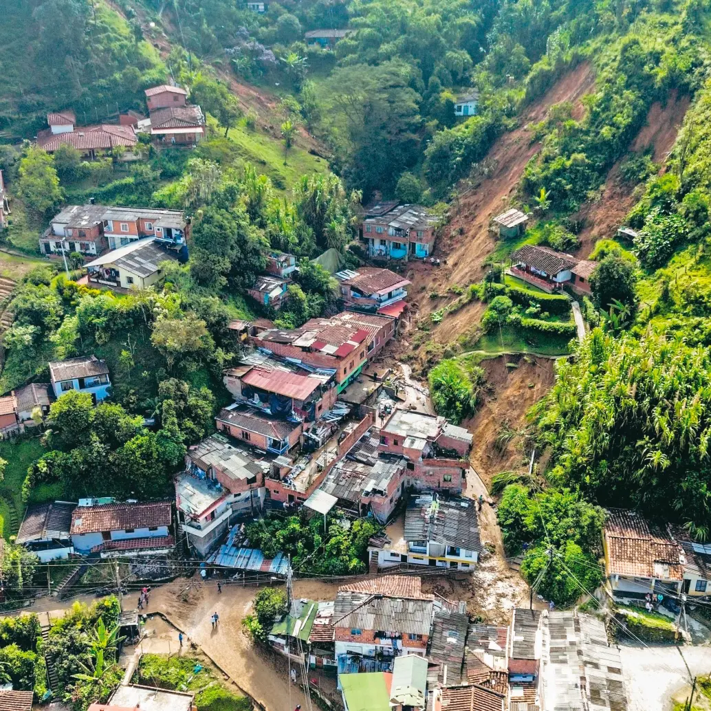 Vista aérea del barrio San Isidro de Sabaneta, tras el derrumbe que se desató en la tarde del jueves. <span class="mln_uppercase_mln">FOTOS</span> <b><span class="mln_uppercase_mln">Camilo Suárez</span></b>