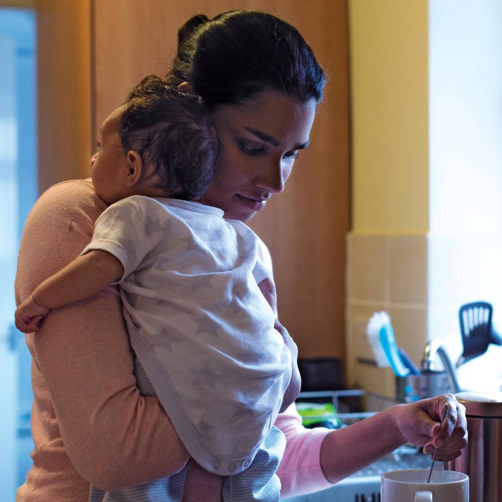 La mayoría de las mujeres consultadas afirmó que las cargas de cuidado recaen exclusivamente sobre ellas, dedicando gran parte de su tiempo a la crianza, el sostenimiento económico y los quehaceres. FOTO: GETTY