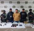 En el centro alias Valde o Valderrama junto al material que fue incautado en el operativo. FOTO: Cortesía.