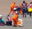 Este es el momento en el que el piloto colombiano David Alonso es atendido por el personal paramédico del Premio de Indonesia, tras la caída que sufrió en el arranque de la carrera. FOTO PANTALLAZO
