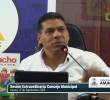 El alcalde de Amagá, Wilser Molina, le entregó una cartilla ‘Nacho Lee’ al concejal León Fabio Gaviria durante un debate por la terminal de transporte. Conozca los detalles de la polémica. Foto: Tomada de YouTube