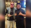 La imagen junto al vocalista de Guns N’ Roses se volvió viral y desató una ola de apoyo hacia el cocinero, despedido por infringir una norma interna del hotel. FOTO: tomada de Instagram @ricknikkei_art.