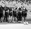 Los jugadores y el cuerpo técnico de Deportes Tolima realizaron un entrenamiento en Villavicencio, porque no alcanzaron a enterarse del aplazamiento de la quinta fecha de la Liga BetPlay. FOTO TOMADAX@cdtolima