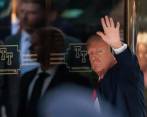 Trump entró a pie al rascacielos que lleva su nombre e hizo un saludo con la mano a las personas que aguardaban en la calle. FOTO: EFE