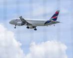 A raíz de la situación que atraviesa el sector aéreo en el país, Latam ha incorporado cinco aviones Airbus 320 lo que representan 210.000 sillas mensuales adicionales y un incremento en un 20% de la oferta en el mercado colombiano. FOTO Archivo