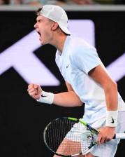 El tenista Jannik Sinner celebra su triunfo en el Abierto de Australia, es el campeón defensor del primer Grand Slam del año. FOTO TOMADA @AustralianOpen