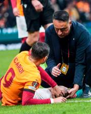 El argentino Mauro Icardi, compañero de equipo del colombiano Dávinson Sánchez, mientras era atendido en el terreno de juego. FOTO TOMADA @GalatasaraySK