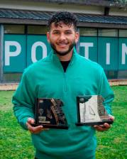 El delantero colombiano Luis Javier Suárez recibió los dos trofeos que lo exaltan como el Delantero y el Jugador del mes en Portugal. FOTO TOMADA X@SportingCP