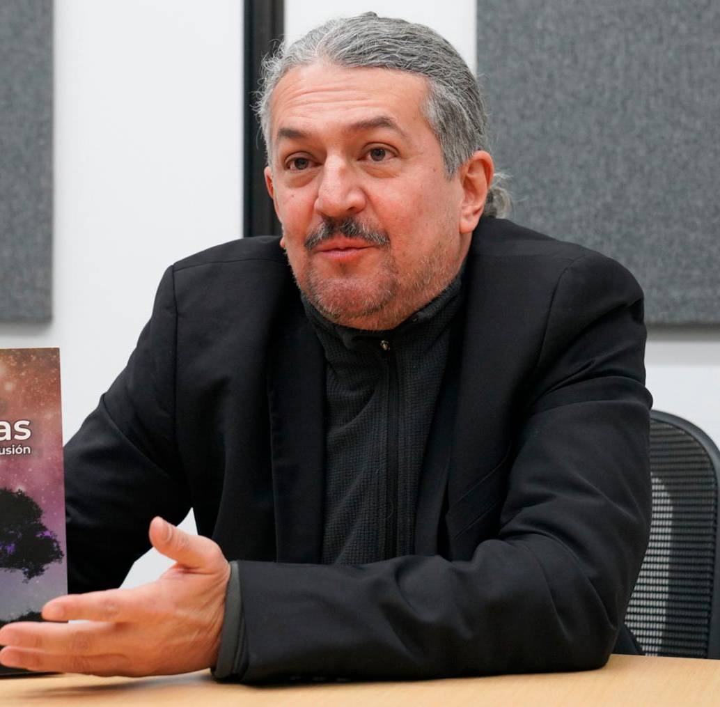 <p>El médico Juan Rodrigo Moreno Restrepo es el autor del libro S<i>omos polvo de estrellas. La muerte es una ilusión.</i> </p><p>FOTO<b><span class="mln_uppercase_mln"> juan pablo estrada</span></b></p>
