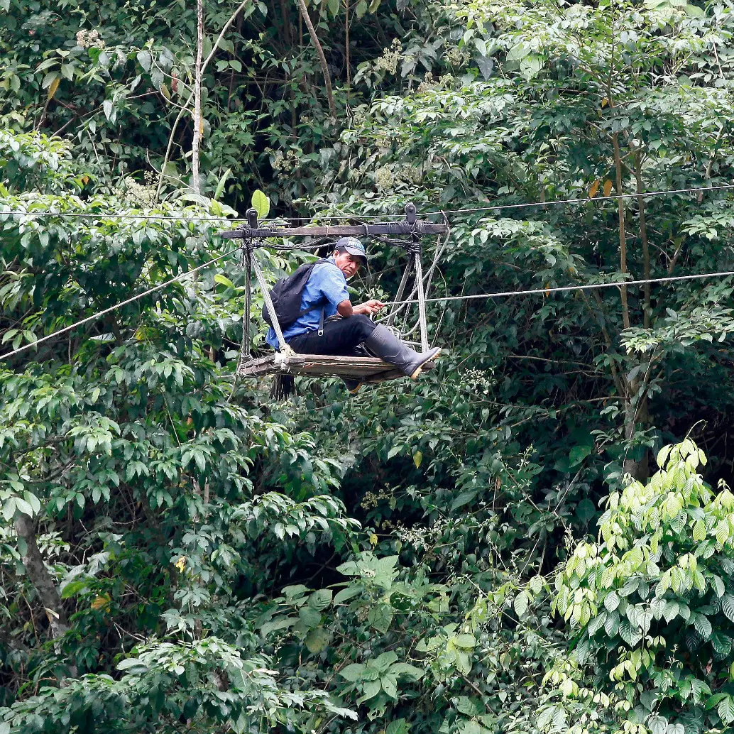 Las garruchas para cruzar el río Sucio, en Dabeiba, son usadas para recortar kilómetros de distancia, atravesando las selvas del Urabá y Occidente antioqueño. De una de ellas cayó el niño Uriel García Jumi, de 9 años. FOTO: MANUEL SALDARRIAGA