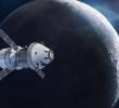 Nave espacial de la misión Artemisa con astronautas cerca de la superficie de la Luna. Foto: Getty