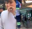El joven llorando y sollozando intenta explicar en pocas palabras que solo estaba trabajando y que por favor no se lleven la carreta las autoridades. FOTO: Cortesía redes sociales