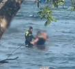 Los dos bañitas lograron salir del agua gracias a la rápida reacción de la Policía. FOTO: Cortesía Departamento de Policía Urabá
