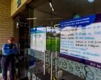 En el parque biblioteca Manuel Mejía Vallejo, en Guayabal, el sistema de bibliotecas instaló un tablero aclarando la suspensión del servicio durante los domingos y los festivos. FOTO CAMILO SUÁREZ