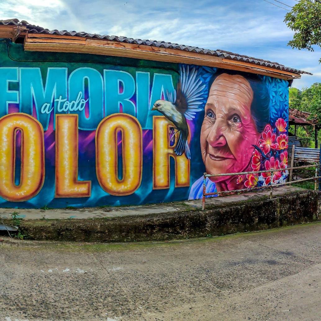 El homenaje que le hizo el artista Joselo a su madre, Berenice Rincón, por ser la impulsora del proyecto de muralismo Memoria a Todo Color. FOTO Juan Diego Ortiz Jiménez. 