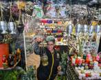 Aleida Bernal prepara los productos para los rituales de Año Nuevo desde finales de octubre. FOTO Manuel Saldarriaga