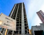 Este es el edificio de vivienda VIS que lleva cinco años abandonado en Sabaneta . FOTOS jaime pérez. 