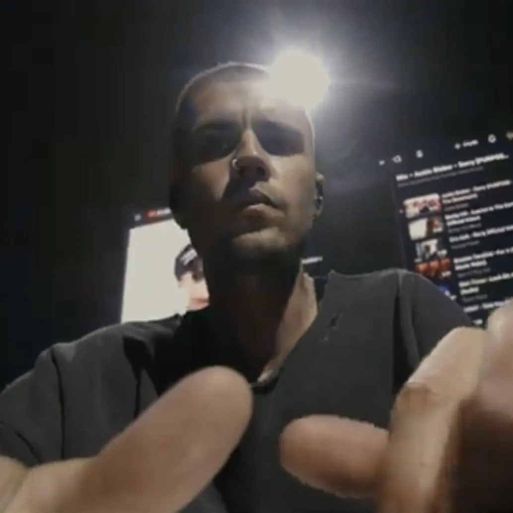 La presentación de Justin Bieber en Coachella generó reacciones divididas entre la nostalgia y las críticas por su formato minimalista. FOTO: Captura de video, Coachella. 