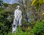 Aunque Francisco Antonio Zea fue periodista, prócer y científico, pieza fundamental de la Independencia, ha caído en el olvido. Esta es su deteriorada estatua. FOTO jaime pérez.