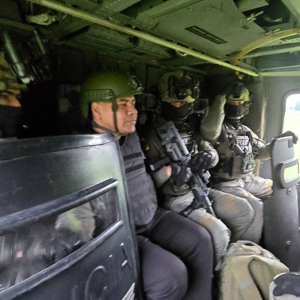 Andrés Felipe Marín Silva, alias Pipe Tulúa en helicóptero de la Policía previo a su traslado. FOTO CORTESÍA MINDEFENSA