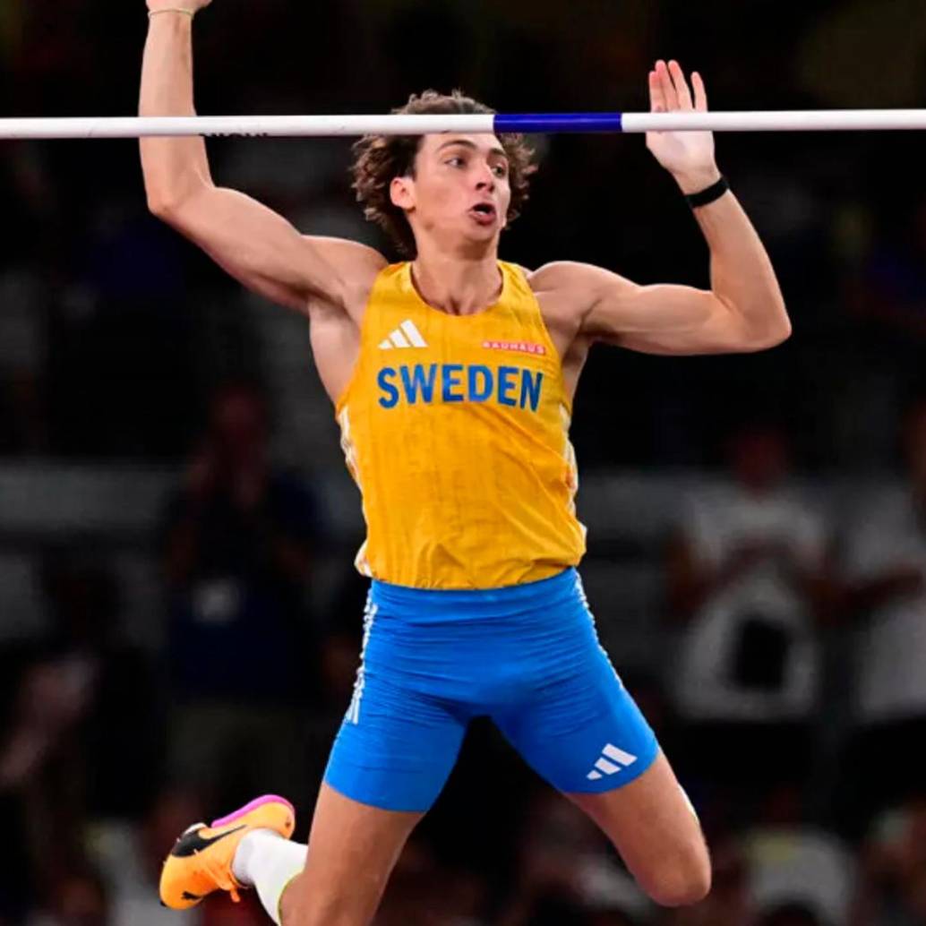 Armand Duplantis, de 25 años de edad, suma dos medallas de oro olímpicas y tres doradas mundiales en salto con pértiga. FOTO AFP