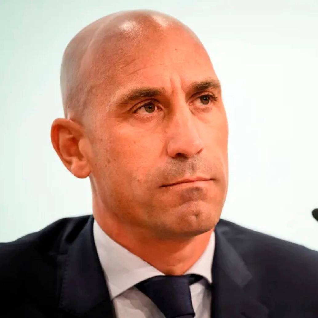 Luis Rubiales no puede ejercer ninguna función en el fútbol luego de ser condenado por agresión sexual tras beso a la jugadora Jenni Hermoso. FOTO AFP