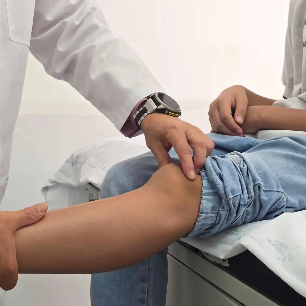 Los especialistas recomiendan consultar al médico si un niño presenta dolor persistente, dificultad para caminar o una masa que aumenta de tamaño, ya que estos síntomas podrían ser señales de un sarcoma. FOTO: Hospital San Vicente Infantil.