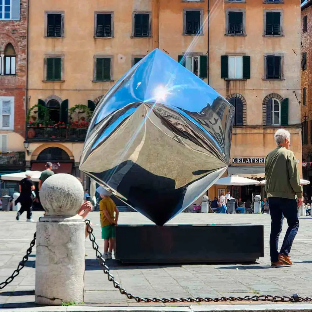 Esta es una de las obras de Vélez en Lucca, Italia. FOTO Gustavo Vélez