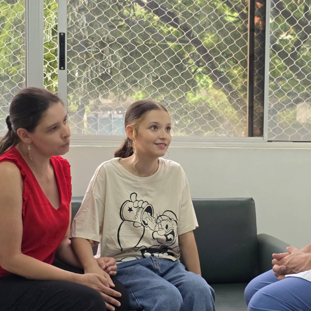 María Isabel Taborda Bernal y su madre, Astrid Bernal, junto al doctor Jaime Alberto Ramírez, cirujano de trasplantes del Hospital Infantil San Vicente Fundación, quien lideró el equipo de más de 30 especialistas que realizó el primer autotrasplante hepático pediátrico de Colombia. FOTO: Cortesía.